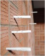 Ansicht der beschriebenen Zettelrollen im Lochziegelmauerwerk des Dialograums